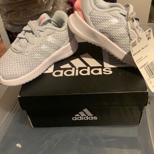 Kids/ Toddler Adidas size 5 shoes new
